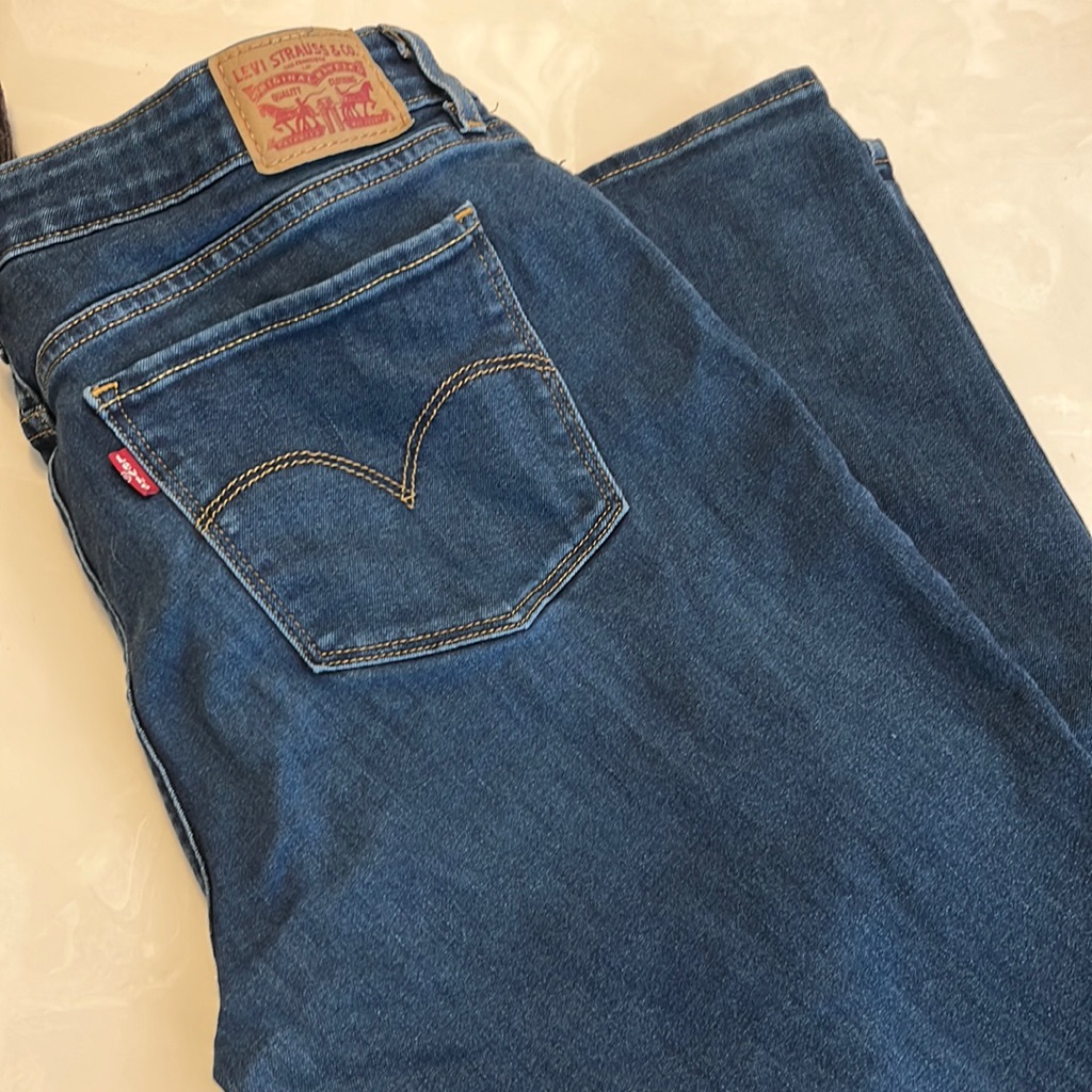 Levis 711